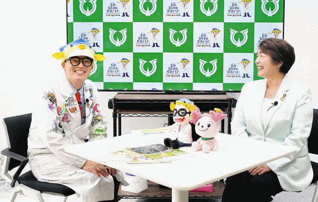 石井市長（右）と対談したさかなクン＝東京・港区で（君津市提供） 