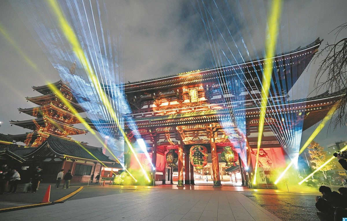 キラキラに盛れてる夜の浅草寺 初のプロジェクションマッピングは江戸
