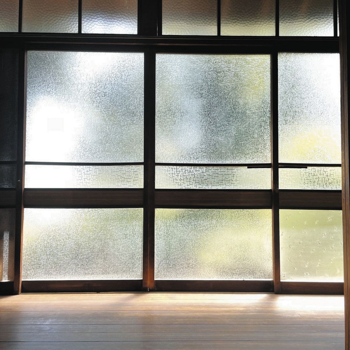 ここに昭和 100年目の風景>(3)型板ガラス リメーク 模様に ここに昭和 100年目の風景>(3)型板ガラス リメーク 模様に