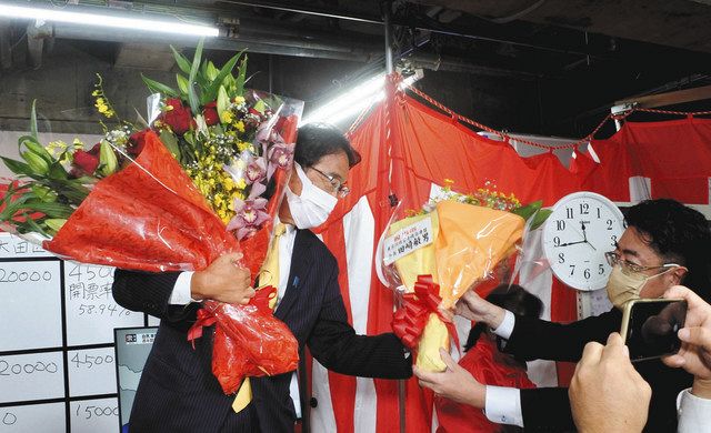 当選して花束を贈られる松原さん＝品川区で
