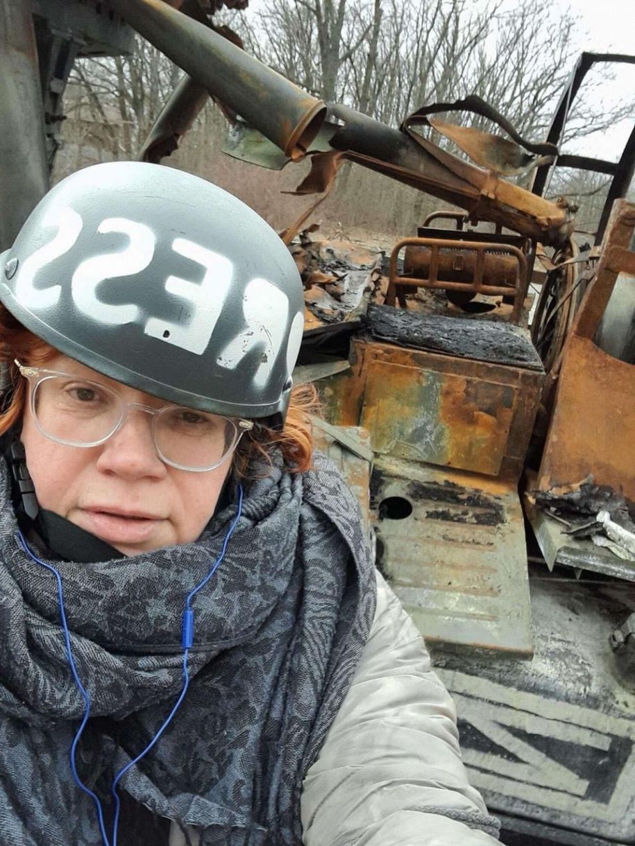 3月27日、ハリコフ大学で、破壊された車両の前で自ら写真を撮るナタリア・ズバルさん＝本人提供