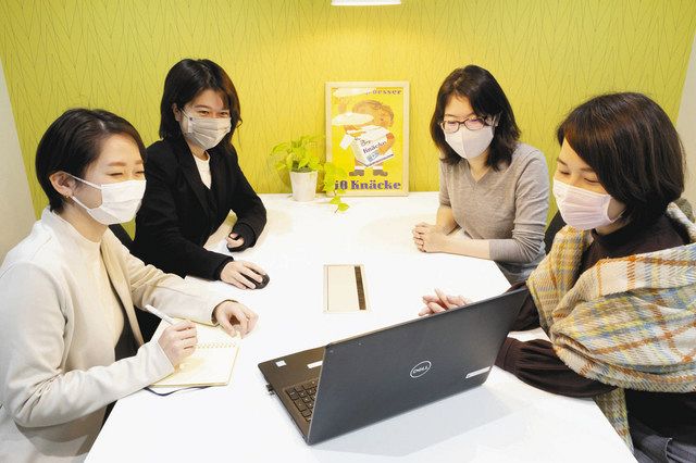 社員同士でも集まってＰＭＳなど女性の健康について学んでいる＝東京都中央区で（浅野製版所提供）