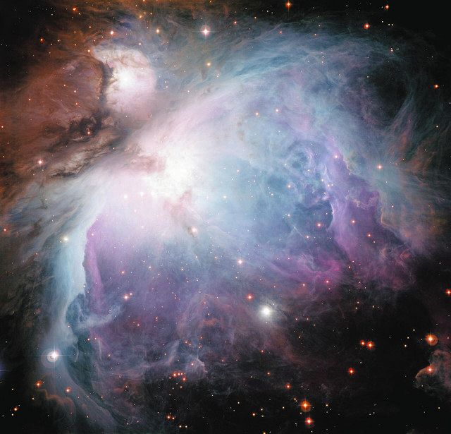 ﻿星間雲の代表例として知られるオリオン大星雲。雲の中に誕生した星の光に照らされ輝く（欧州南天天文台 / I.Chekalin提供） 