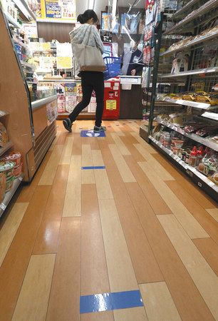 レジに並ぶ際に間隔を空けてもらうため、床に貼られた目印＝いずれも名古屋市名東区のローソン名東社台店で