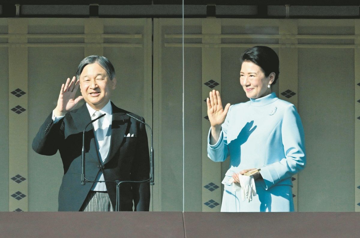 悠仁さまが初出席、皇居の一般参賀に6万人 天皇陛下「わが国と世界の 