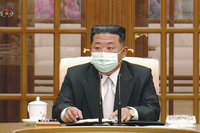 2022年5月12日、北朝鮮の平壌で行われたコロナの発生を巡る会議でマスクを着用する金正恩総書記総書記=AP