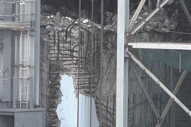 水素爆発のすさまじさを物語る3号機原子炉建屋の崩落部。厚いコンクリート壁が崩れ、鉄筋がむき出しになっていた＝福島県大熊町の東京電力福島第一原発で（山川剛史撮影）