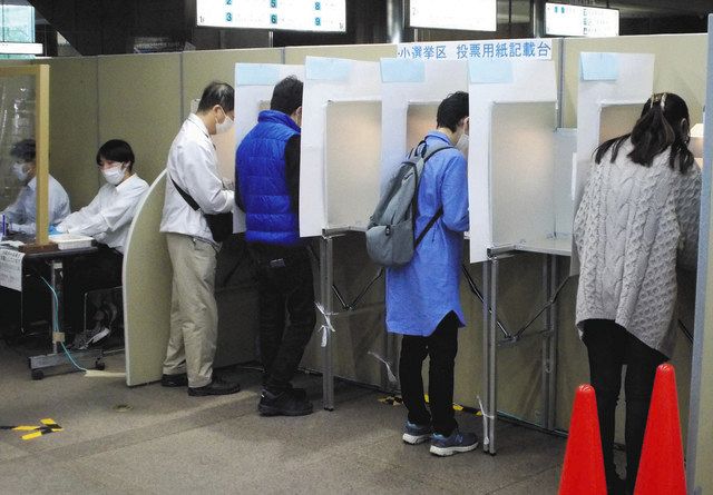 感染症対策をした投票所で期日前投票する有権者たち＝前橋市で
