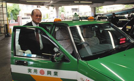「働けるうちは働きたい」と話す７６歳のタクシー運転手の西畑満さん＝東京都葛飾区で