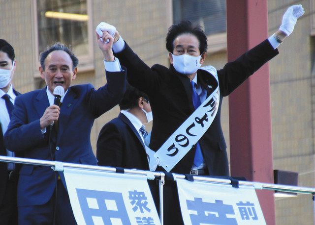 選挙戦の最終盤、田所嘉徳氏（右）の応援に駆け付けた菅義偉前首相＝１０月２９日、水戸市泉町で

