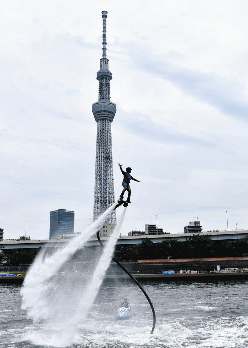 雨上がりのマジョール広場の片隅 縦横回転！急上昇！ 水上演技 豪快に 隅田川で「水面の祭典」：東京