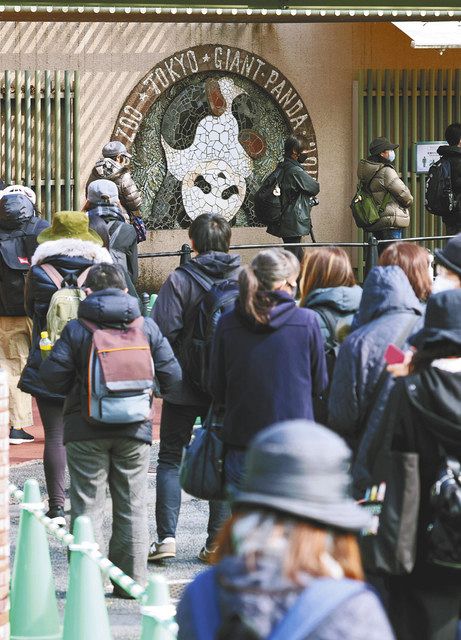 営業を再開した上野動物園で、ジャイアントパンダを見ようと列を作る人たち＝東京都台東区で