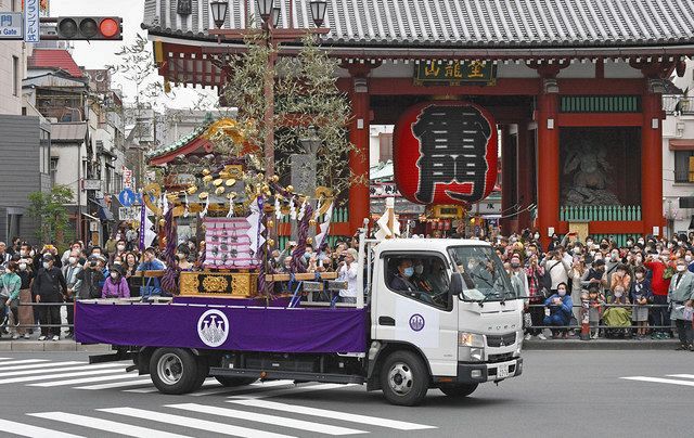 浅草神社の三社祭で、トラックに載せられ雷門の前を巡行する一之宮のみこし＝１８日午後、東京都台東区で（戸田泰雅撮影）