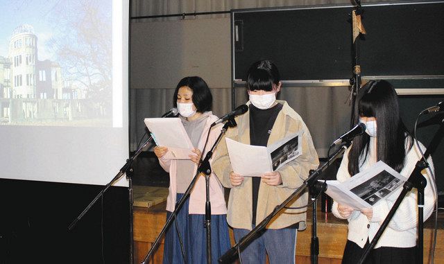 朗読劇を披露した高校生３人＝いずれも秩父市の市福祉女性会館で
