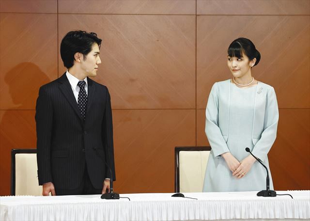 結婚し、記者会見に臨む小室圭さんと眞子さん＝２６日午後２時、東京都内のホテルで（代表撮影）