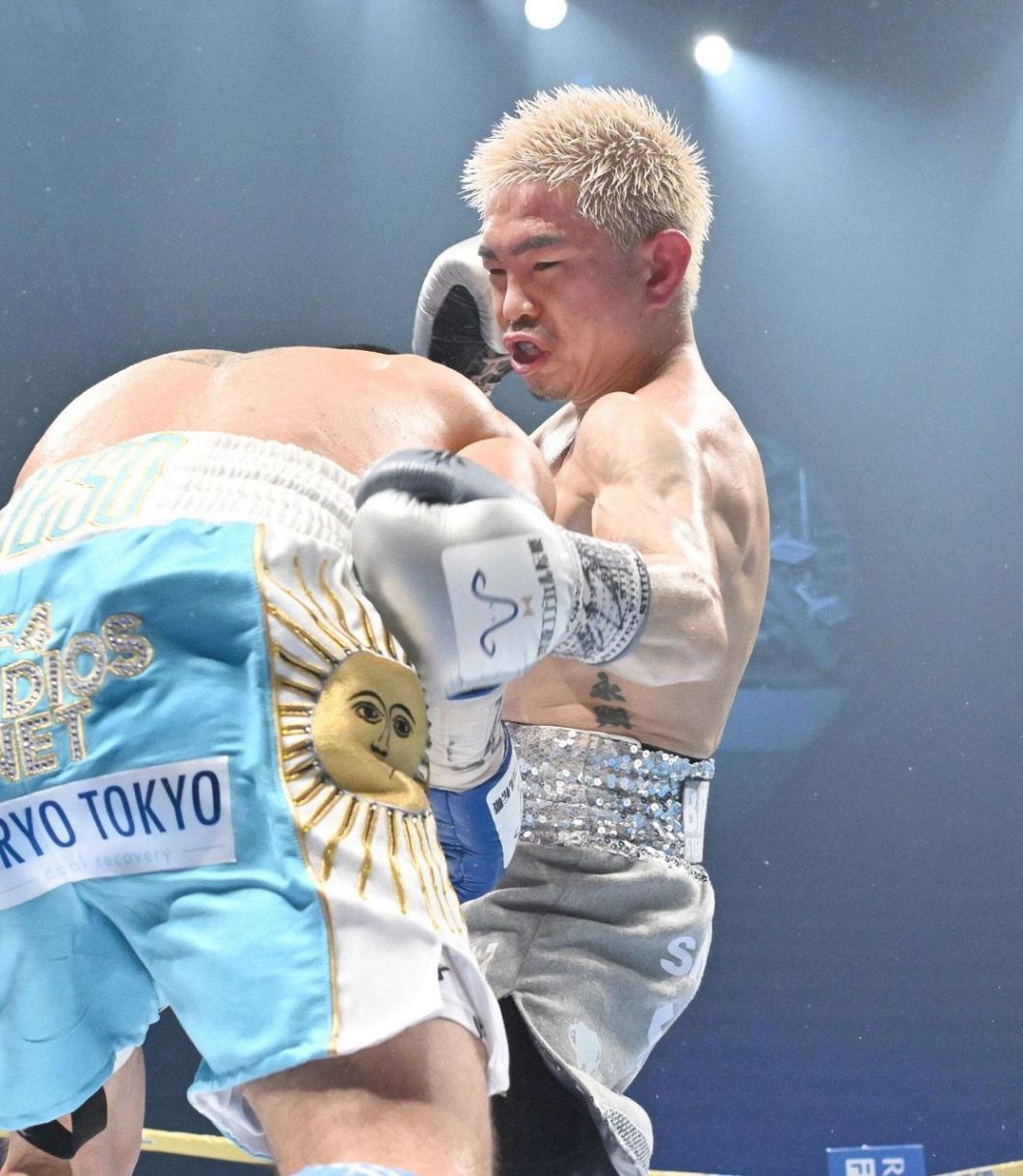 井岡一翔選手　サイン入りグローブ　レア　ボクシング　左手のみ ボクシング】井岡一翔に挑戦するペレスはハードパンチャー向けの