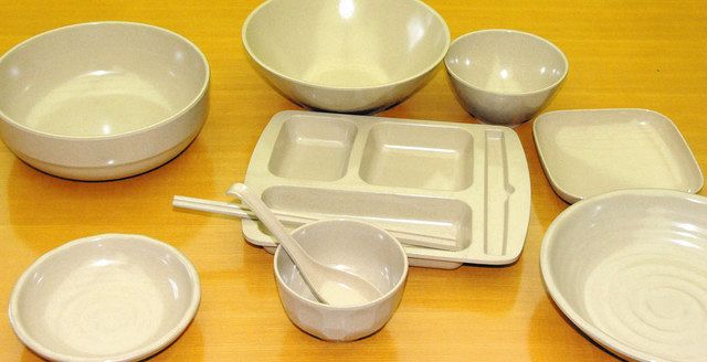 もみ殻素材の食器類の試作品　＝いずれも千葉県成田市役所で