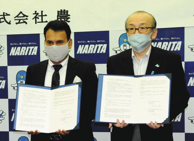 協定書に署名したミヤ・マムン社長（左）と小泉一成市長 