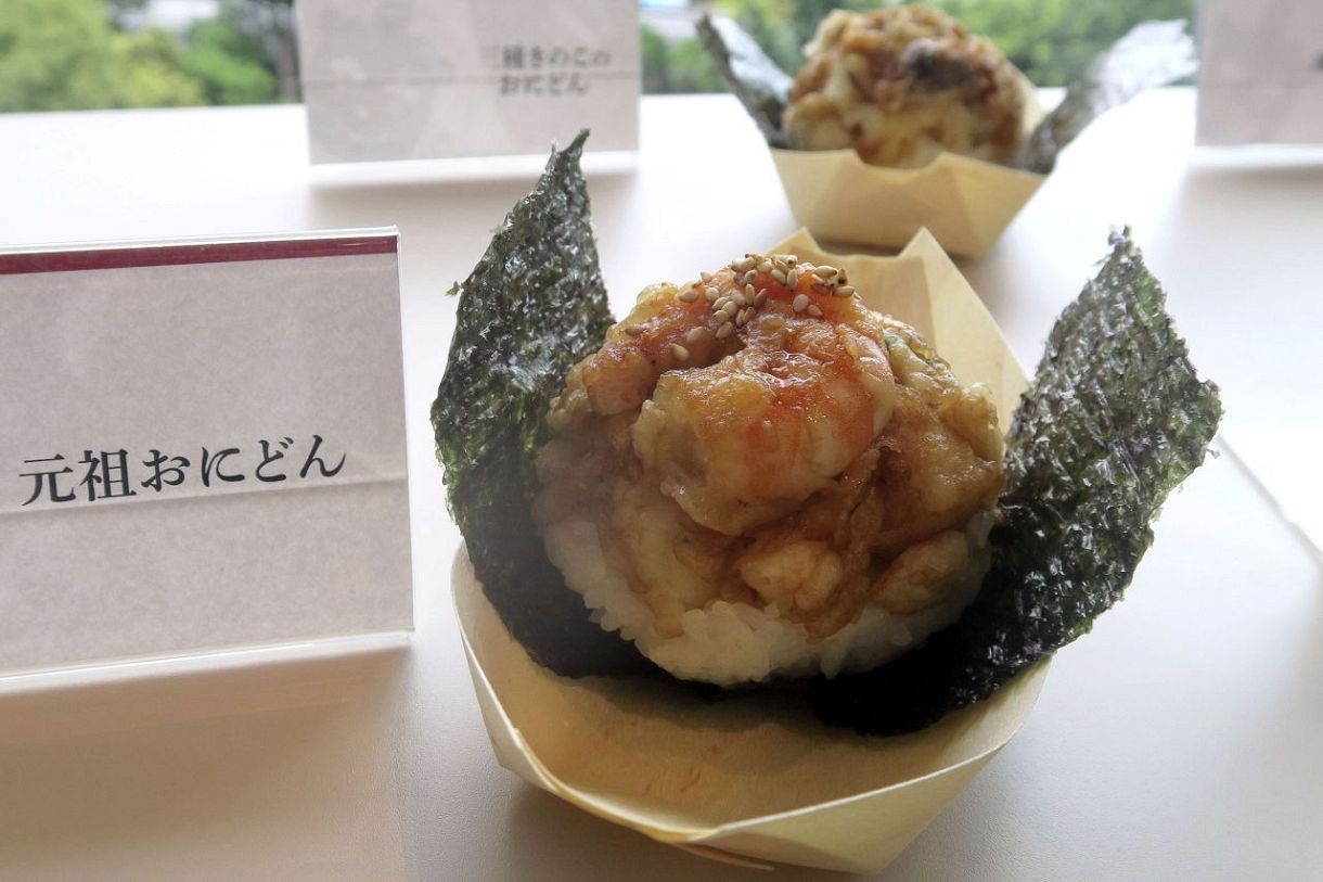熱々の天丼、握ってみました てんや、新業態のおにぎり専門店：東京