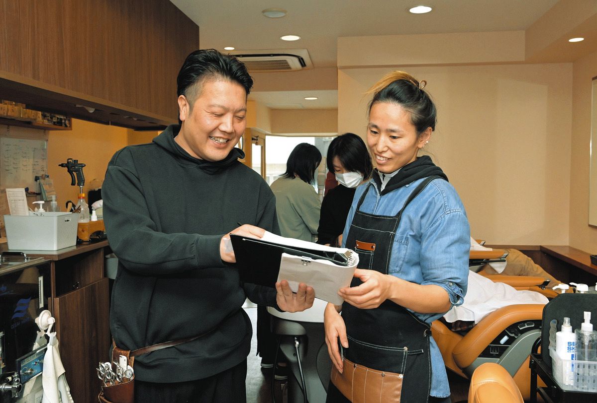従業員（右）と予約表を確認するペピーズ社長の池野孝太郎さん＝東京都国立市のペピーズポノで
