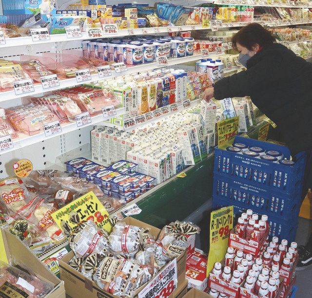 ソーセージやチーズなどが並ぶスーパーの売り場＝東京都練馬区のアキダイ関町本店で