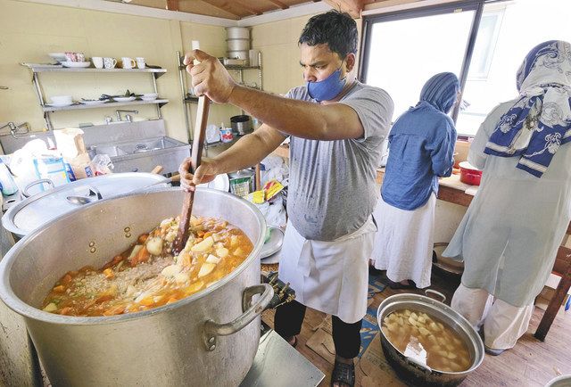 ＜困窮者へ炊き出し＞大鍋で炊き出し料理を作るモスクの関係者や地元の支援者ら