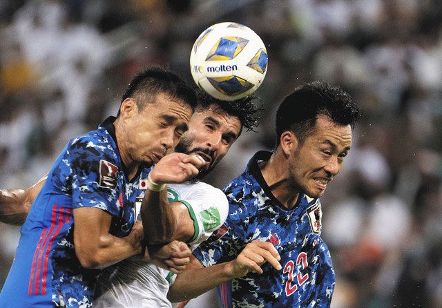 １０月７日、アウェーで行われたアジア最終予選第３戦でサウジアラビア選手とボールを争う吉田（右）ら日本代表（ＡＰ）