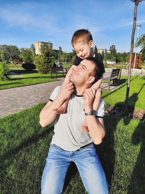 マリウポリの公園で昨年夏、肩車をして遊ぶプラウディワヤさんの夫と息子（本人提供）