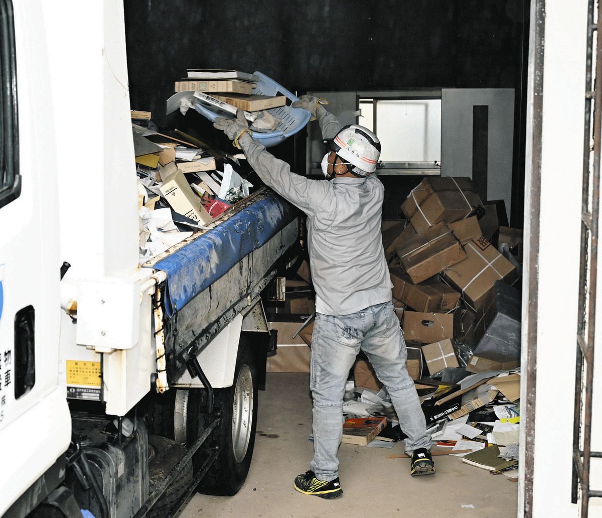能登地震で横倒しになったビル、公費解体が始まる 「見ていると気持ち