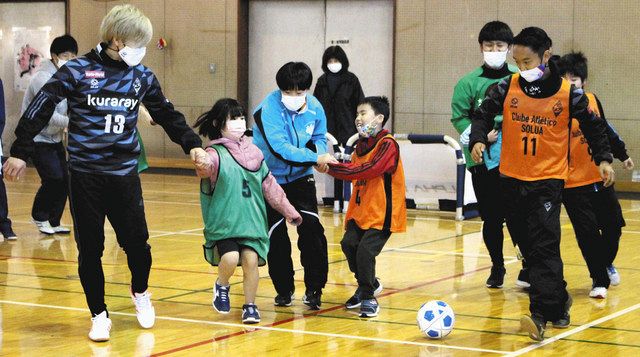 岩田朋之選手（１１）らとウオーキングサッカーを楽しむ児童たち＝川越市の県立特別支援学校塙保己一学園で
