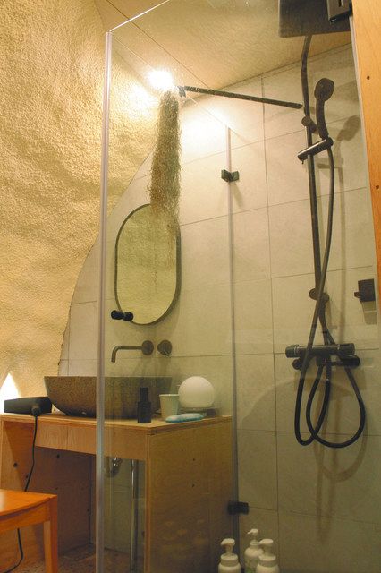 シャワー室と洗面台。生活排水は循環利用
