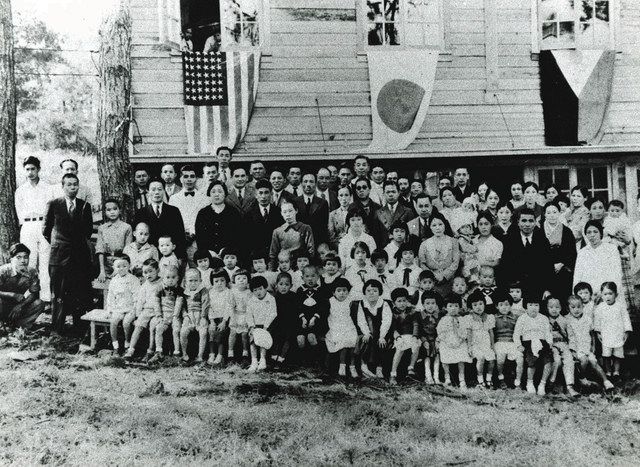 多くの日本人移民の子どもが学んでいたバギオの小学校。戦前のフィリピンは米国統治下だったため、後方には同国国旗もある（撮影時期不明、いずれもフィリピン日系人リーガルサポートセンター提供）
