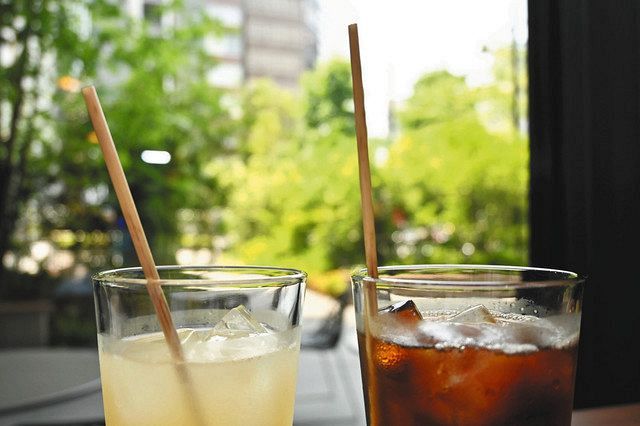飲み物に添えられた大麦ストロー＝いずれも千代田区の専修大神田キャンパスで