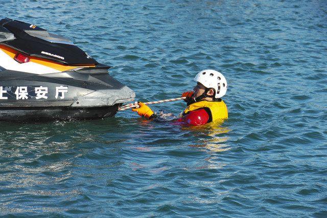 海難事故 “安全”“迅速”救助 水上バイクえい航器材を海保職員が開発：東京新聞デジタル