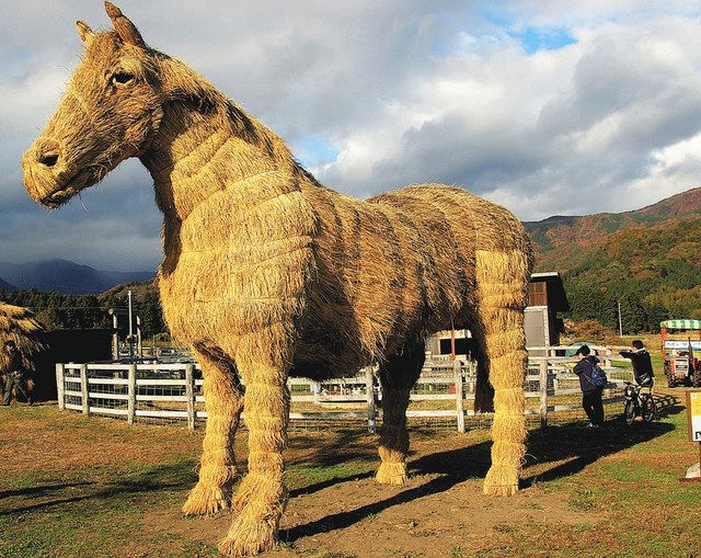 牧場で飼っていた馬「カン太」をモデルにした巨大な作品＝いずれもみなかみ町で