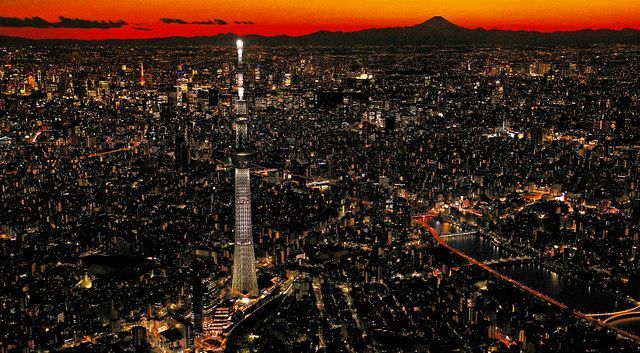 望 都の空から マジックアワーの夕焼け空に浮かび上がる東京スカイツリーと富士山 東京新聞 Tokyo Web