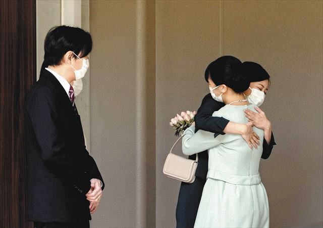 秋篠宮ご夫妻に見守られ、佳子さまと抱き合われる眞子さま＝２６日午前１０時、東京・元赤坂の宮邸で（代表撮影）