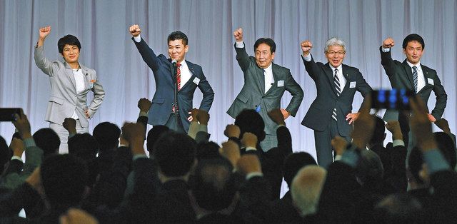 立憲民主党の臨時党大会で気勢をあげる新代表に選出された泉健太氏（左から２人目）ら＝３０日、東京都内で