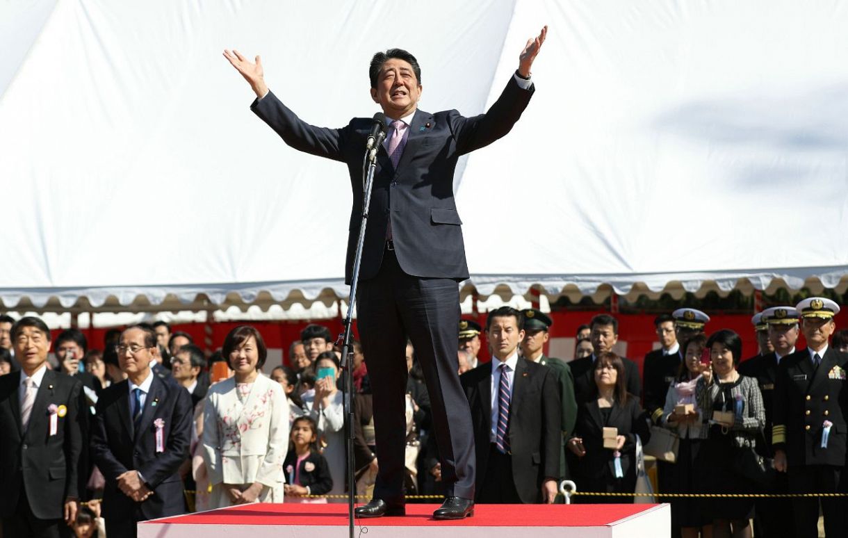 「桜を見る会」であいさつする安倍晋三首相（当時）＝２０１９年４月