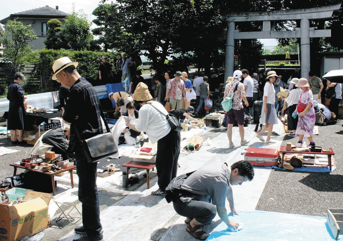 逸品求め散策 秋の骨董市へ 葛飾・福森稲荷神社で9日、西日暮里で21