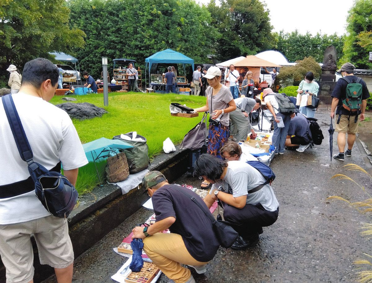 逸品求め散策 秋の骨董市へ 葛飾・福森稲荷神社で9日、西日暮里で21