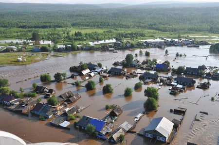 ２０１９年６月、ロシア・イルクーツク州で、洪水に襲われたトゥルンの街＝非常事態省提供