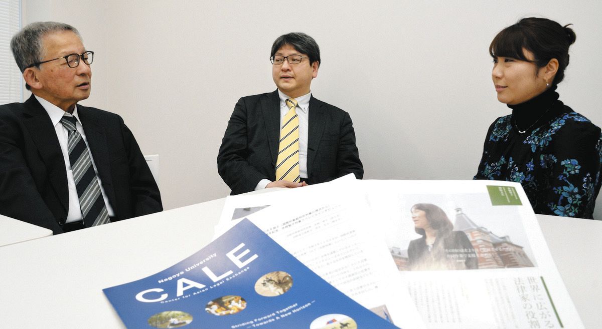 名古屋大での赤根智子さんの様子を振り返る（左から）鮎京正訓さん、小島淳さん、牧野絵美さん。手前は赤根さんの記事が掲載された2015年発行の名大のパンフレット