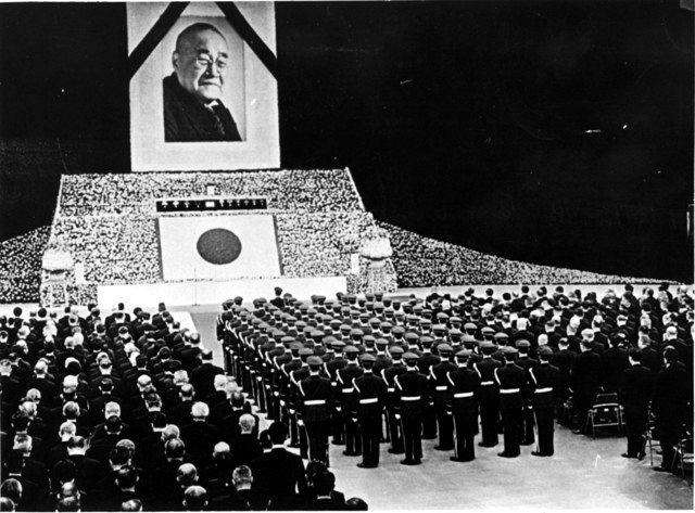 吉田茂元首相の国葬で出席者が黙とうした＝１９６７年１０月、日本武道館で
