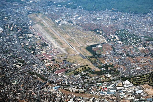 周囲を市街地に囲まれた横田基地＝2018年、本社ヘリ「おおづる」から＝東京都で