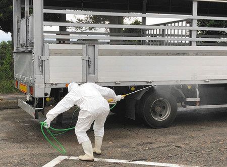 畜産関連の車両を消毒する専門業者＝太田市で（県提供）