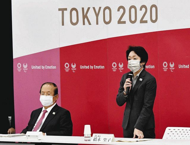 東京五輪・パラリンピック組織委の理事会であいさつする橋本聖子会長。左は武藤敏郎事務総長＝２６日午後、東京都中央区（代表撮影）