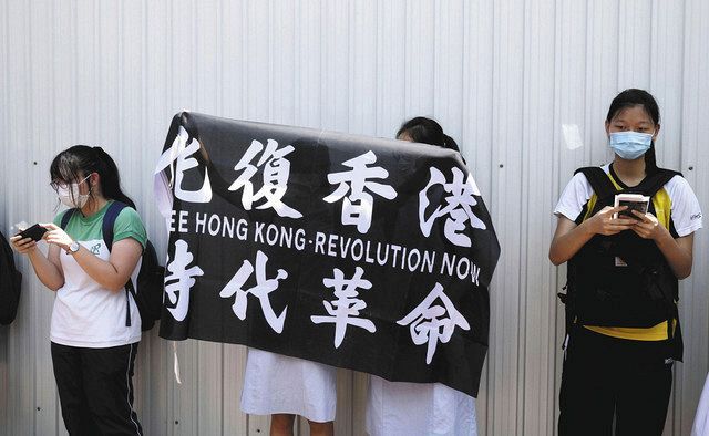 １２日、香港で、教育現場への当局の圧力に抗議する中学生ら＝ロイター・共同