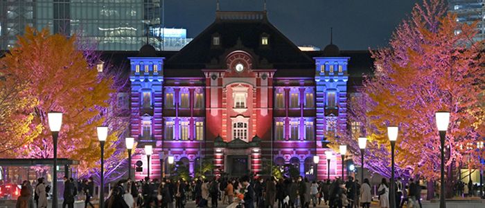 年末恒例の「東京ミチテラス」が始まりＪＲ東京駅の駅舎や行幸通りの街路樹が紫や青、オレンジの光で鮮やかにライトアップされた＝2021年12月14日、東京・丸の内で（いずれも戸田泰雅撮影）