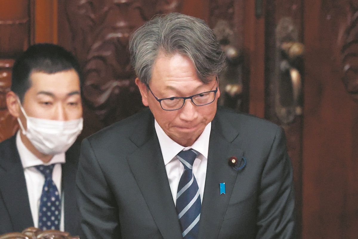 衆院本会議で「能動的サイバー防御」導入法案が可決され、一礼する平将明サイバー安全保障担当相（佐藤哲紀撮影）